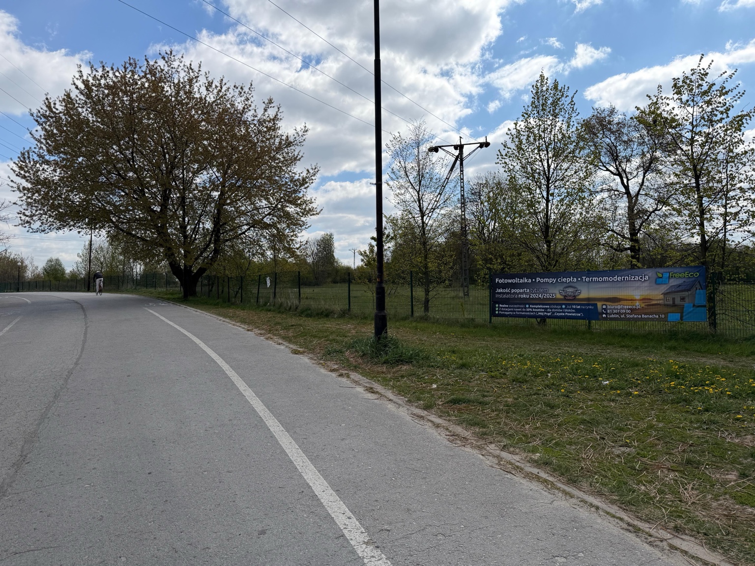 Droga dojazdowa i widoczny pas ogrodzenia gotowy pod ekspozycję reklamową.