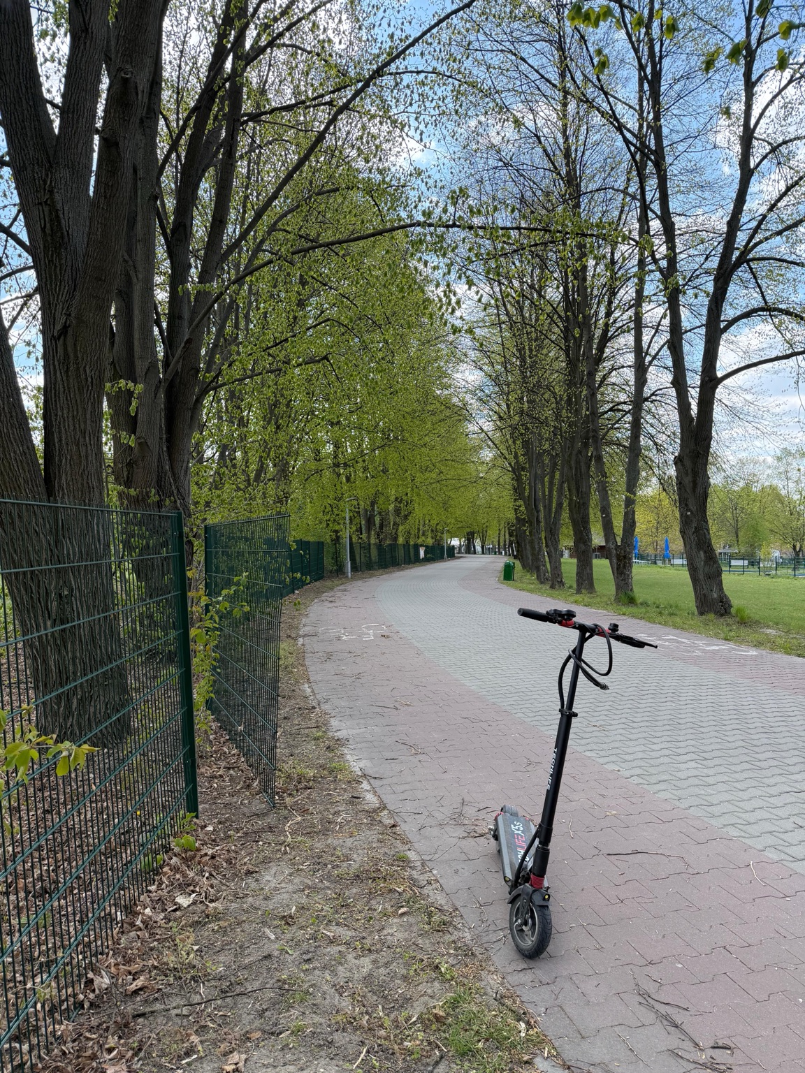 Główna ścieżka pieszo-rowerowa obok Akademii Golfa w Lublinie z codziennym ruchem użytkowników.
