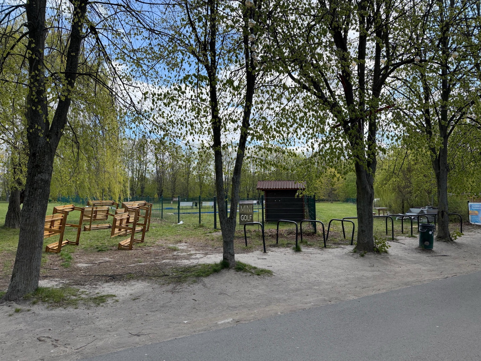 Wejście do strefy minigolfa Akademii Golfa w Lublinie przy ciągu spacerowym.